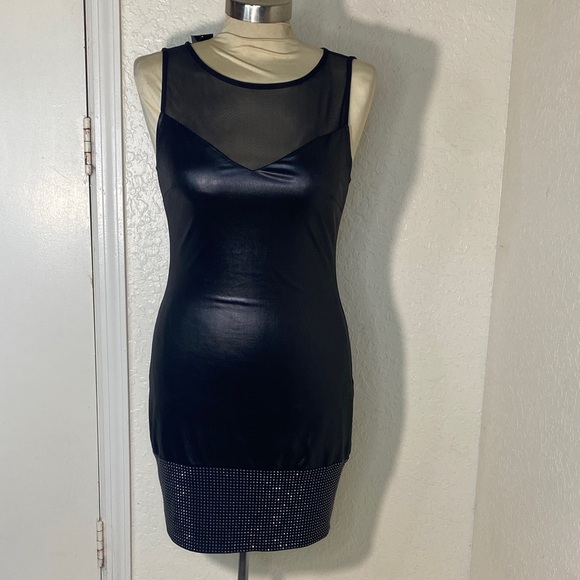 Elegant and  sexy fitted black faux leather dress Sleeveless - Picture 2 of 12